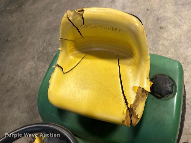 image for item DU9834 1999 John Deere LT166 lawn mower