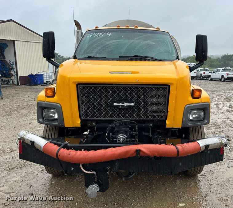 image for item DV4185 2005 Chevrolet C7500 oil distributor truck