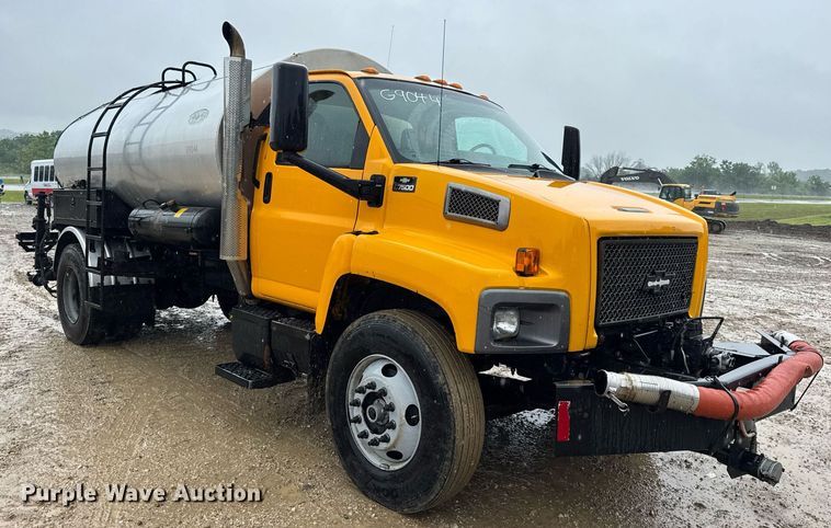 image for item DV4185 2005 Chevrolet C7500 oil distributor truck