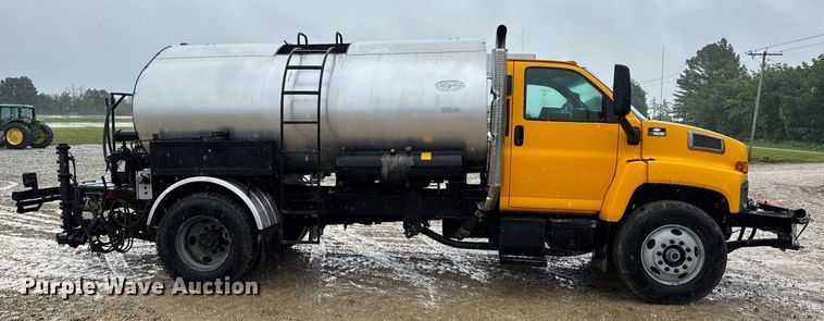 image for item DV4185 2005 Chevrolet C7500 oil distributor truck