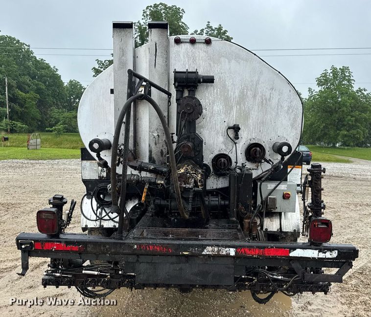 image for item DV4185 2005 Chevrolet C7500 oil distributor truck