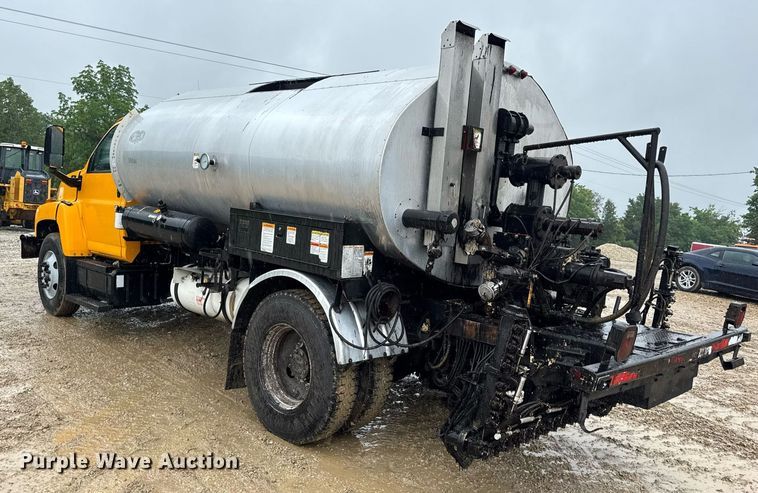 image for item DV4185 2005 Chevrolet C7500 oil distributor truck