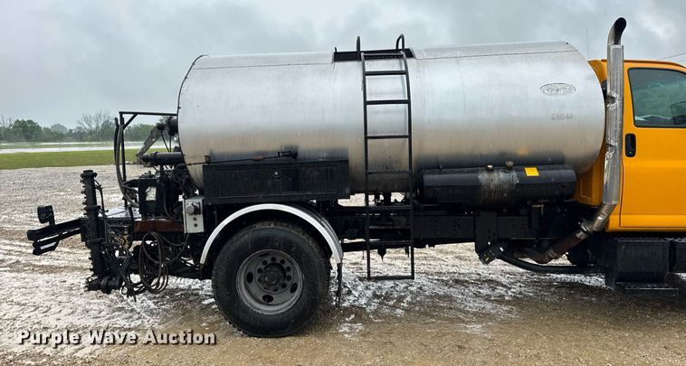 image for item DV4185 2005 Chevrolet C7500 oil distributor truck