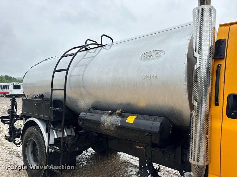 image for item DV4185 2005 Chevrolet C7500 oil distributor truck