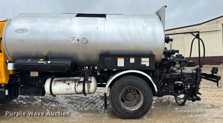 image for item DV4185 2005 Chevrolet C7500 oil distributor truck