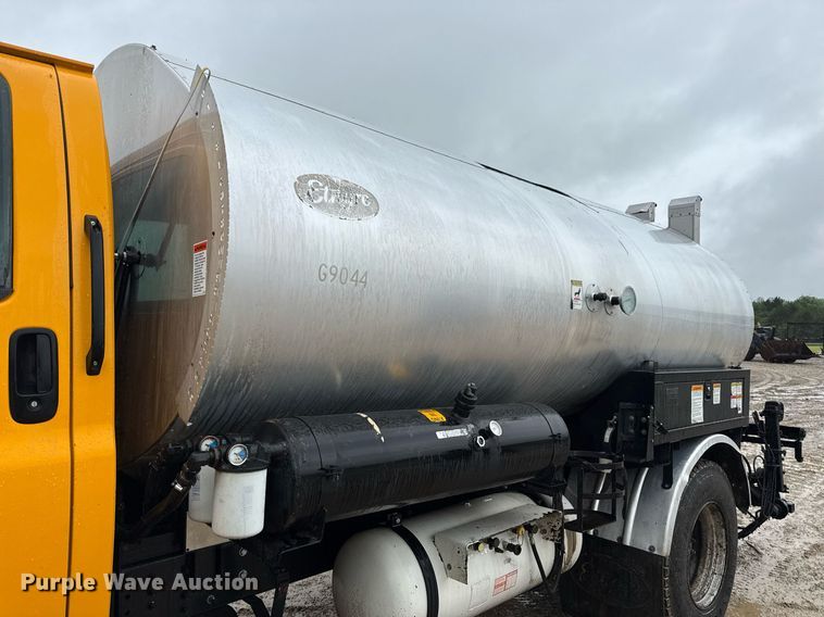 image for item DV4185 2005 Chevrolet C7500 oil distributor truck