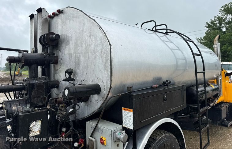 image for item DV4185 2005 Chevrolet C7500 oil distributor truck