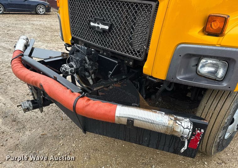 image for item DV4185 2005 Chevrolet C7500 oil distributor truck