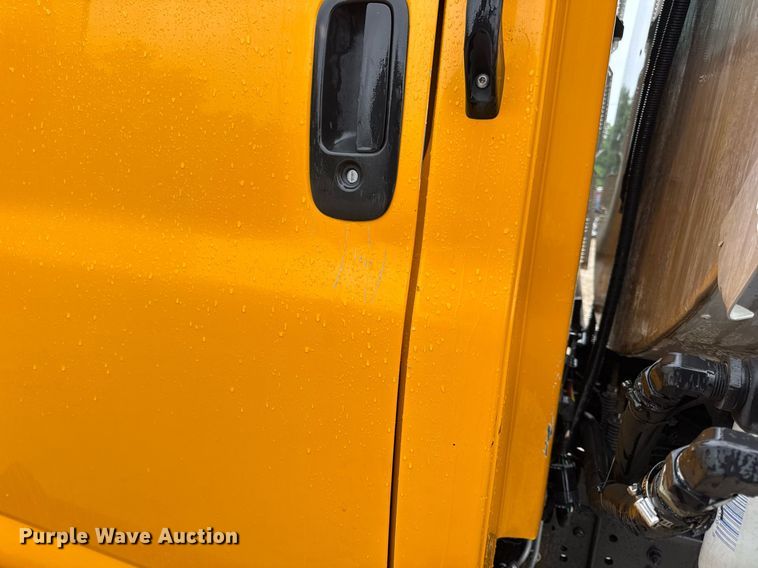 image for item DV4185 2005 Chevrolet C7500 oil distributor truck