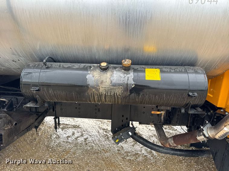 image for item DV4185 2005 Chevrolet C7500 oil distributor truck