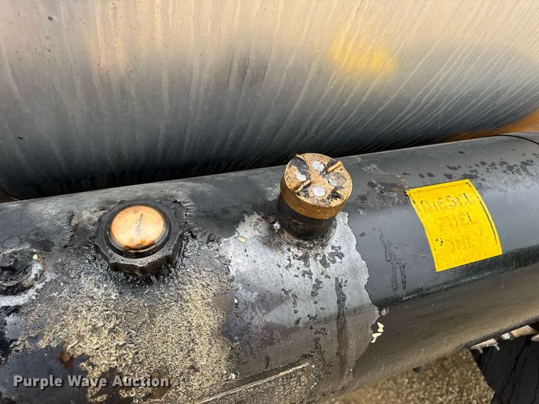 image for item DV4185 2005 Chevrolet C7500 oil distributor truck