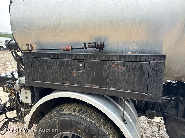 image for item DV4185 2005 Chevrolet C7500 oil distributor truck