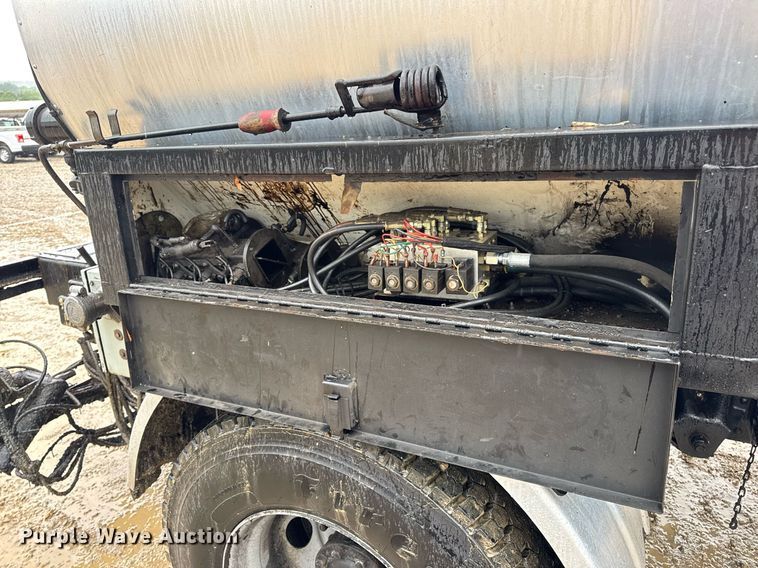 image for item DV4185 2005 Chevrolet C7500 oil distributor truck