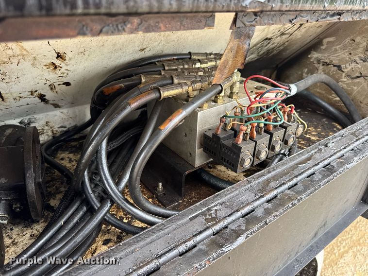 image for item DV4185 2005 Chevrolet C7500 oil distributor truck