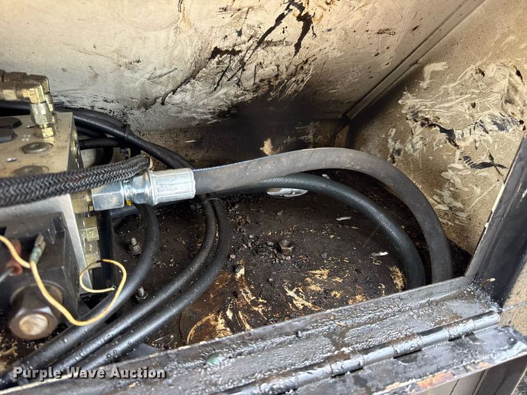 image for item DV4185 2005 Chevrolet C7500 oil distributor truck