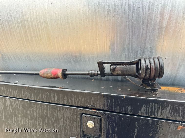 image for item DV4185 2005 Chevrolet C7500 oil distributor truck