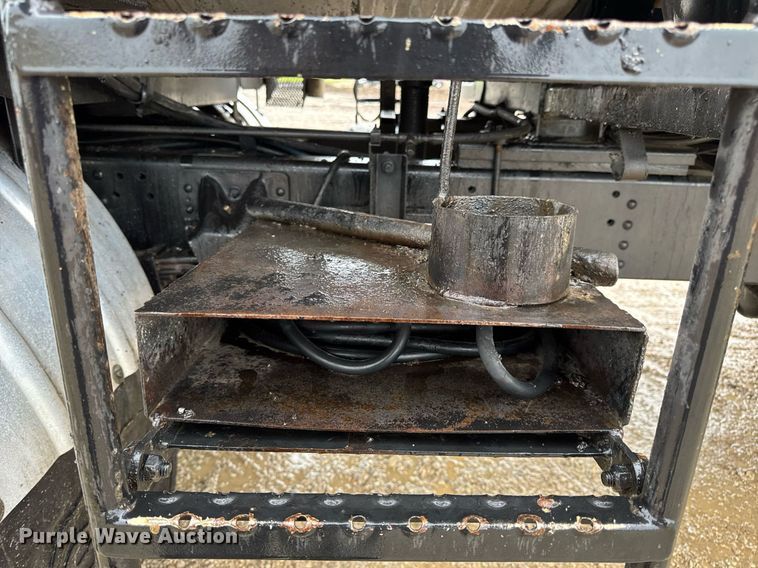 image for item DV4185 2005 Chevrolet C7500 oil distributor truck