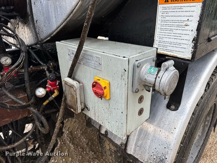 image for item DV4185 2005 Chevrolet C7500 oil distributor truck