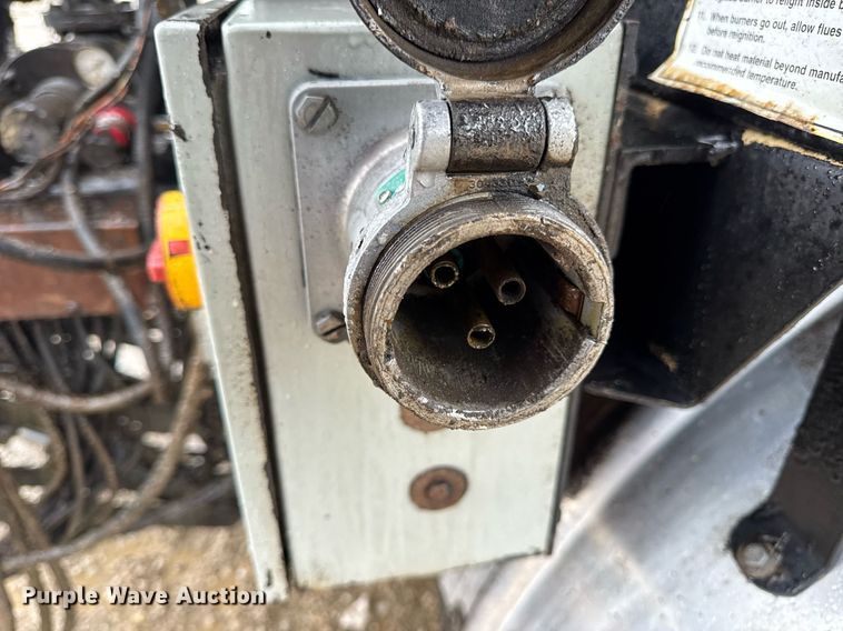 image for item DV4185 2005 Chevrolet C7500 oil distributor truck