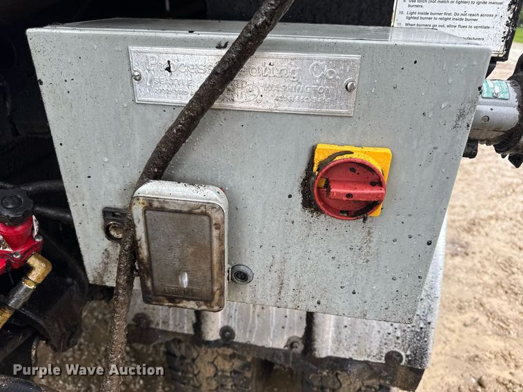 image for item DV4185 2005 Chevrolet C7500 oil distributor truck