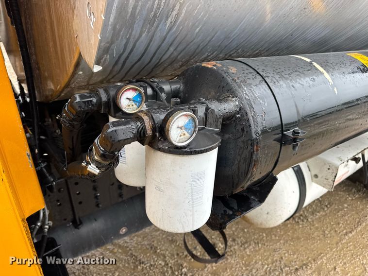 image for item DV4185 2005 Chevrolet C7500 oil distributor truck