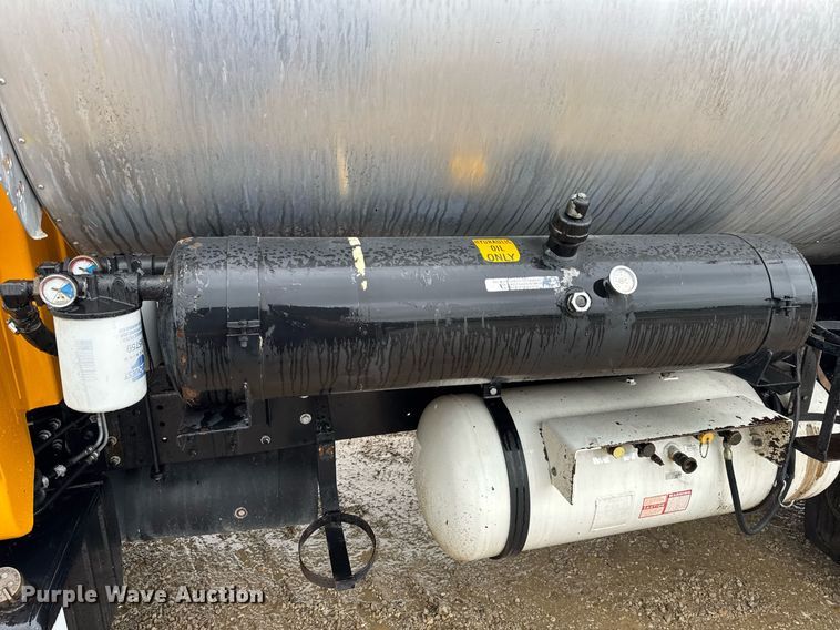 image for item DV4185 2005 Chevrolet C7500 oil distributor truck