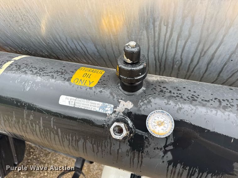 image for item DV4185 2005 Chevrolet C7500 oil distributor truck