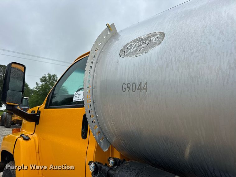 image for item DV4185 2005 Chevrolet C7500 oil distributor truck