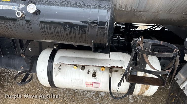 image for item DV4185 2005 Chevrolet C7500 oil distributor truck