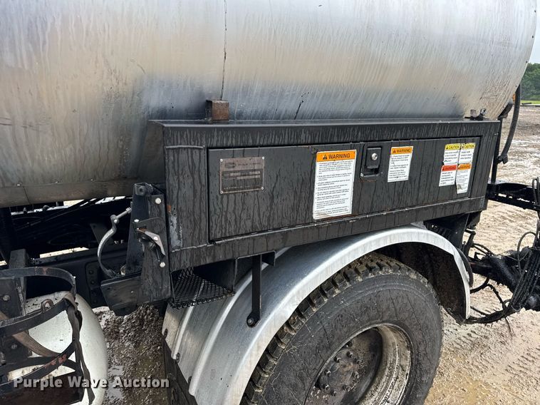 image for item DV4185 2005 Chevrolet C7500 oil distributor truck