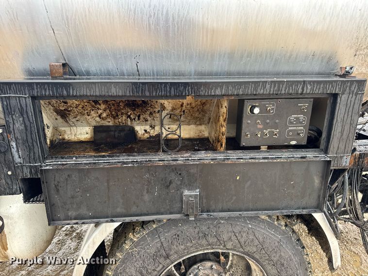 image for item DV4185 2005 Chevrolet C7500 oil distributor truck