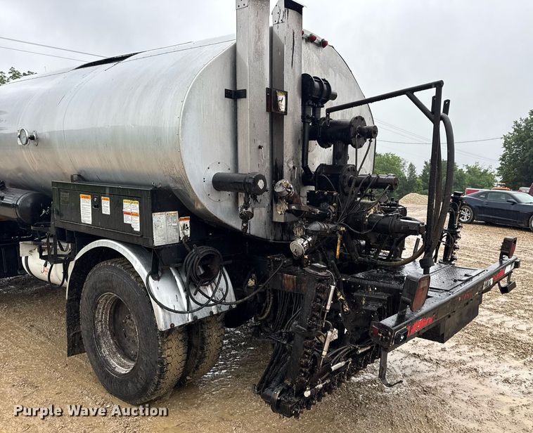 image for item DV4185 2005 Chevrolet C7500 oil distributor truck