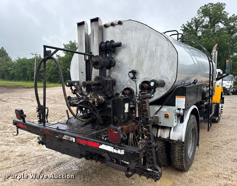 image for item DV4185 2005 Chevrolet C7500 oil distributor truck