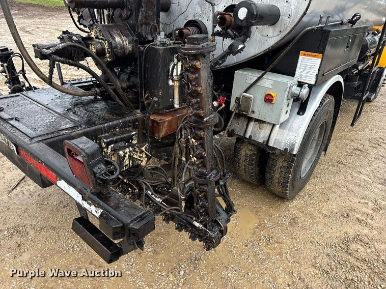 image for item DV4185 2005 Chevrolet C7500 oil distributor truck