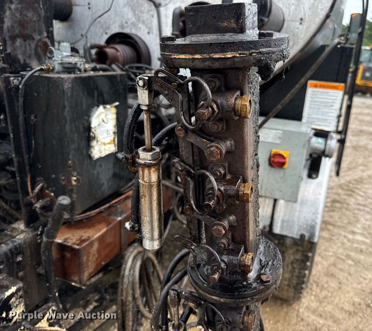 image for item DV4185 2005 Chevrolet C7500 oil distributor truck