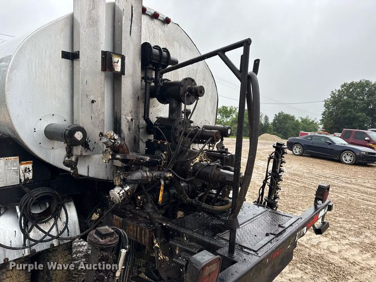 image for item DV4185 2005 Chevrolet C7500 oil distributor truck