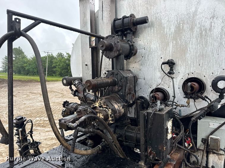 image for item DV4185 2005 Chevrolet C7500 oil distributor truck