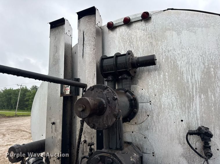 image for item DV4185 2005 Chevrolet C7500 oil distributor truck