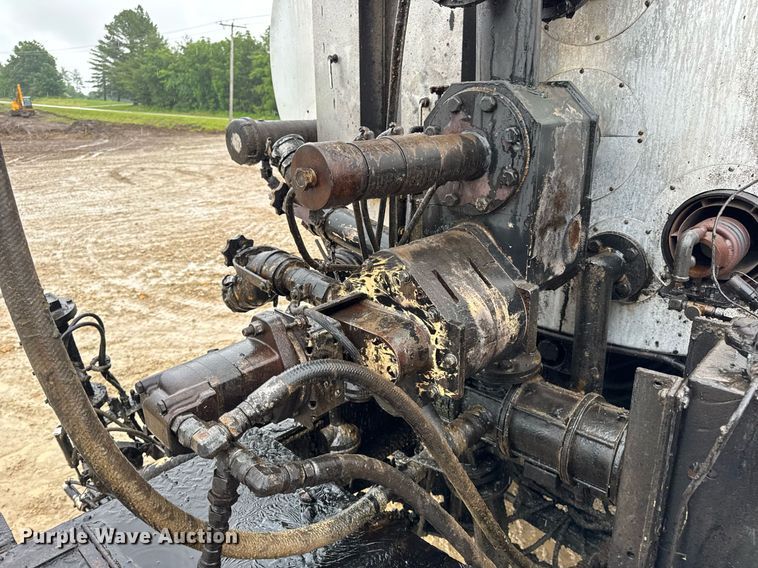 image for item DV4185 2005 Chevrolet C7500 oil distributor truck