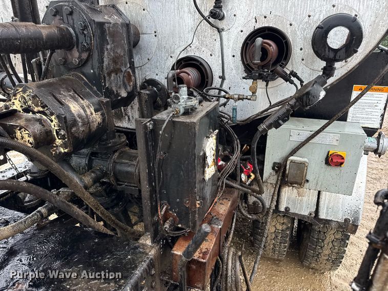 image for item DV4185 2005 Chevrolet C7500 oil distributor truck