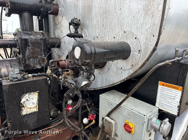 image for item DV4185 2005 Chevrolet C7500 oil distributor truck