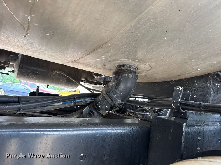 image for item DV4185 2005 Chevrolet C7500 oil distributor truck