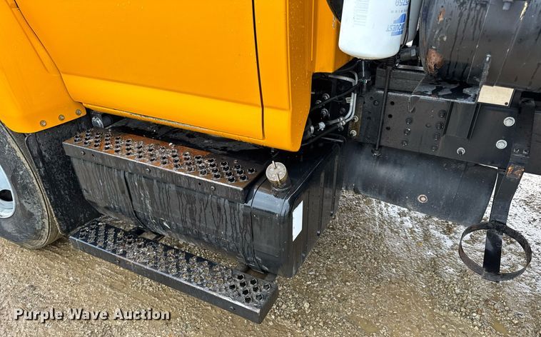 image for item DV4185 2005 Chevrolet C7500 oil distributor truck