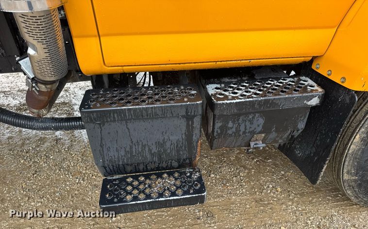 image for item DV4185 2005 Chevrolet C7500 oil distributor truck