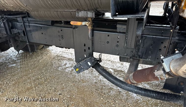 image for item DV4185 2005 Chevrolet C7500 oil distributor truck