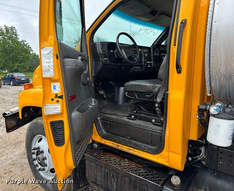 image for item DV4185 2005 Chevrolet C7500 oil distributor truck