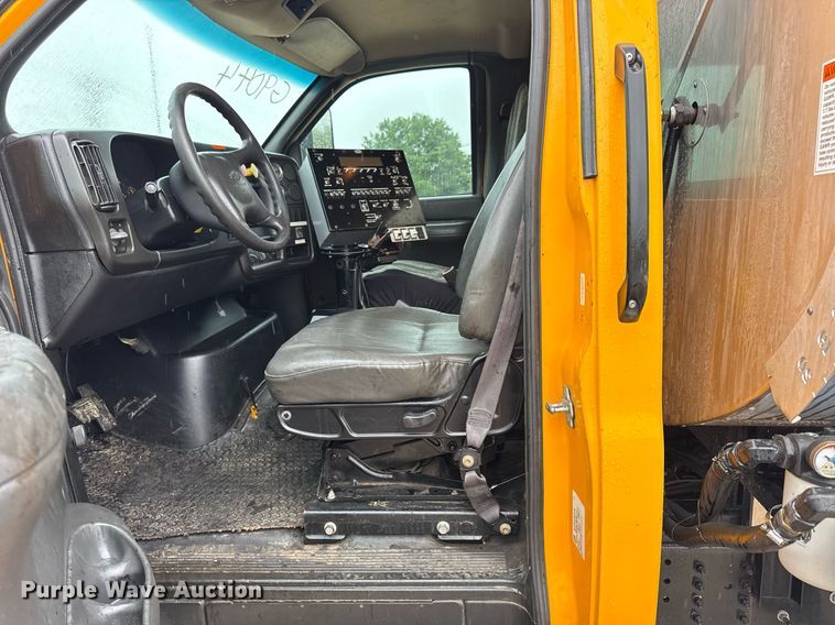 image for item DV4185 2005 Chevrolet C7500 oil distributor truck