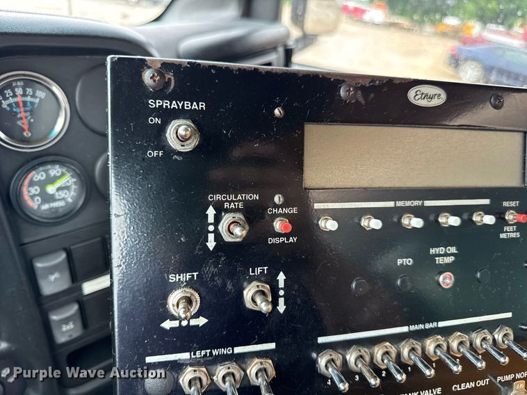 image for item DV4185 2005 Chevrolet C7500 oil distributor truck