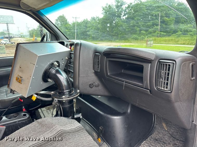 image for item DV4185 2005 Chevrolet C7500 oil distributor truck