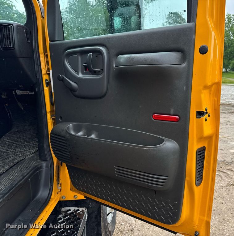 image for item DV4185 2005 Chevrolet C7500 oil distributor truck